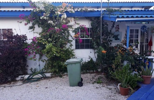 Willemstad House | Casa Bienvenida Vlakbij Strand, Optie HuurAuto’s voor $29usd pd of 4x4 $60 pd.