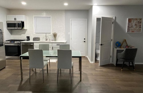 Calumet City Villa | Casa Blanc 3Bed 2Bath Ranch with Art Porch,TVs and Huge Front Yard to Enjoy!