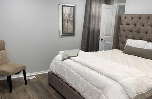 Calumet City Villa | Casa Blanc 3Bed 2Bath Ranch with Art Porch,TVs and Huge Front Yard to Enjoy!