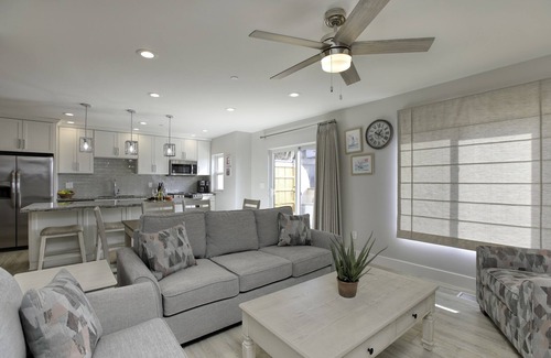 Callender House | Casa Blanca Big 7Bdrm Home Steps to Beach, Golf & Wine