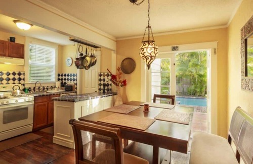 Flamingo Parks House | Casa Blanca - Chic Spanish-Style Cottage with Private Courtyard
