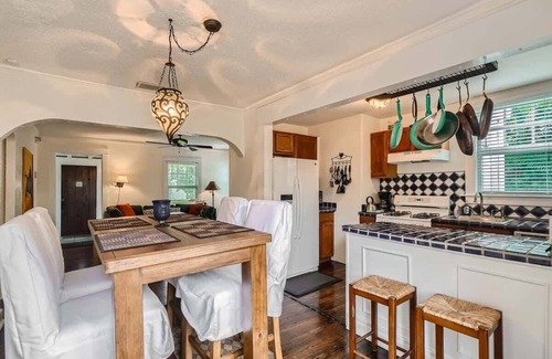 Flamingo Parks House | Casa Blanca - Chic Spanish-Style Cottage with Private Courtyard