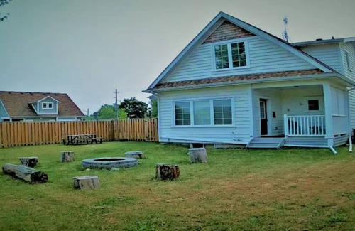 Crystal Beach House | Casa Blanca Cottage - 7 Minute walk to Crystal Beach