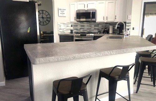 Sierra Vista House | Casa Blanca Retreat, 3 BR Home w/A/C & Free Wi-Fi
