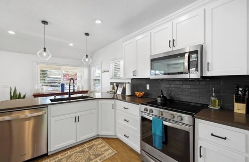 Garden District House | Casa Blanca - walking distance to Midtown!