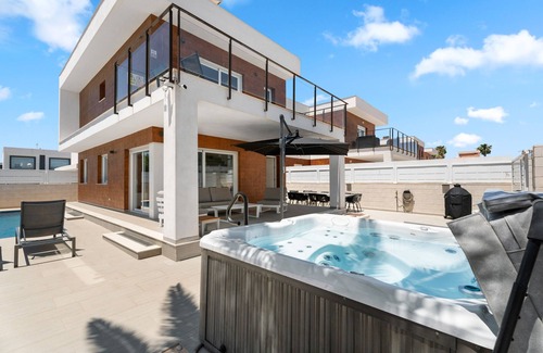 Puerto Marino Villa | Casa Bos Flamingo Pool and Jacuzzi