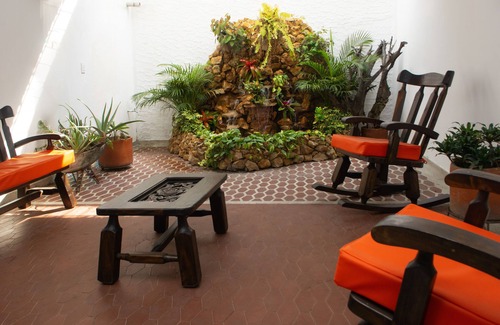 Cali House | CASA CALI - SLEEPS UP TO 16 GUESTS