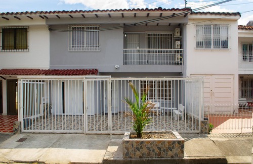 Cali House | CASA CALI - SLEEPS UP TO 16 GUESTS