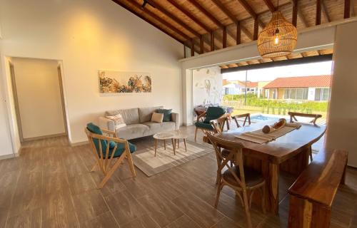 Armenia House | Casa Campestre en zona exclusiva con Jacuzzi, a 10 min del aeropuerto, 20 min parque del café, WiFi, parqueadero privado, vigilancia 24 hrs y amplias zonas sociales