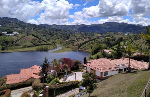 El Penol House | CASA CAMPESTRE MONTECARLO Guatapé- desayuno a pareja