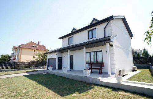 Sanmartin Villa | Casa Canadiana