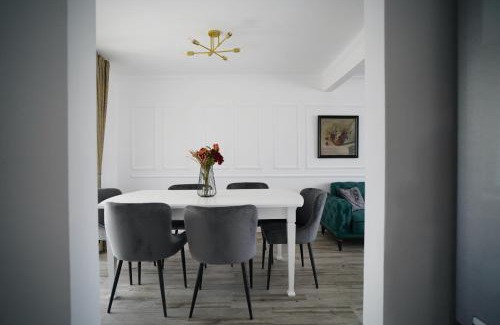 Sanmartin Villa | Casa Canadiana