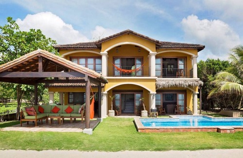 Playa Colorado House | Casa Cantamar: Inviting outdoor space right on the sand