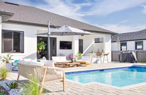 Diplomat House | Casa Capri - Heated Pool