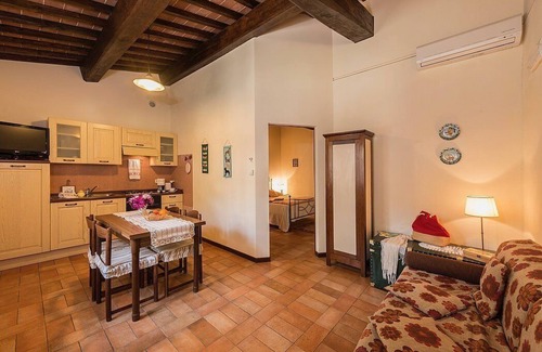 Popoltaio-Schiacciato House | Casa Caprifoglio E: A characteristic and welcoming apartment that is part of an ancient country house surrounded by the greenery, with Free WI-FI.