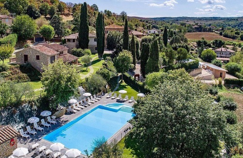 Popoltaio-Schiacciato House | Casa Caprifoglio E: A characteristic and welcoming apartment that is part of an ancient country house surrounded by the greenery, with Free WI-FI.