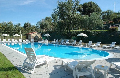 Popoltaio-Schiacciato House | Casa Caprifoglio E: A characteristic and welcoming apartment that is part of an ancient country house surrounded by the greenery, with Free WI-FI.
