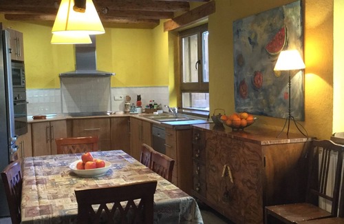 Lascuarre House | Casa Carbonero is a rural house located in Lascuarre, a medieval town