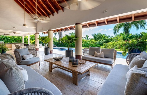 Las Palmas Villa | Casa Carter! 5 bedroom villa with pool, jacuzzi, outdoor BBQ & staff