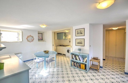 Castellabate House | Casa Cedrina B: A welcoming apartment that is part of a villa surrounded by the greenery, with Free WI-FI.