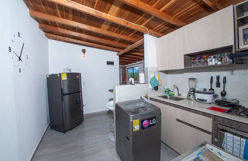 Guayabal Apartment | Casa Cerca al Poblado, Central, Moderna y Acogedora