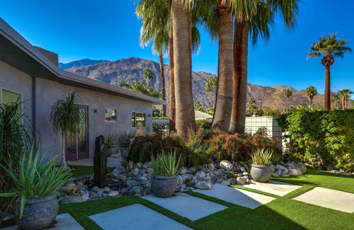 Tahquitz River Estates House | Casa Chill! Private Villa! Pool! Spa! 3 Fireplaces! Mt Views! Walk to Downtwn PS