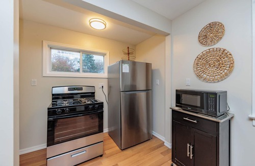 Cleveland House | Casa CLE clean updated 2 bedrm home West Cleveland, pet friendly, fenced in yard