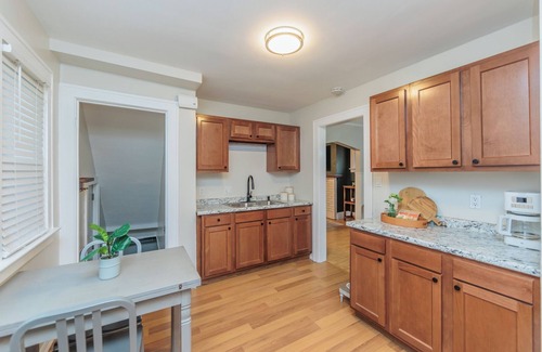 Cleveland House | Casa CLE clean updated 2 bedrm home West Cleveland, pet friendly, fenced in yard