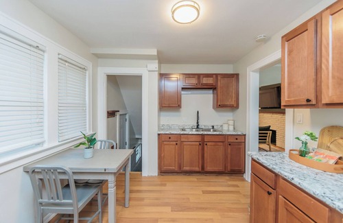 Cleveland House | Casa CLE clean updated 2 bedrm home West Cleveland, pet friendly, fenced in yard