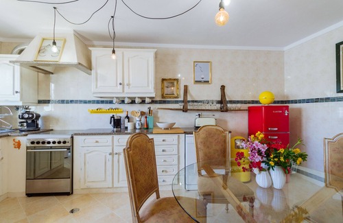 Vila do Bispo Apartment | Casa colorida, a unique, colorful home for 4 people in Vila do Bispo