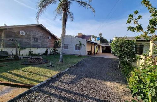 Passo de Torres House | Casa com 2 quartos, garagem, a 3 quadras da praia!