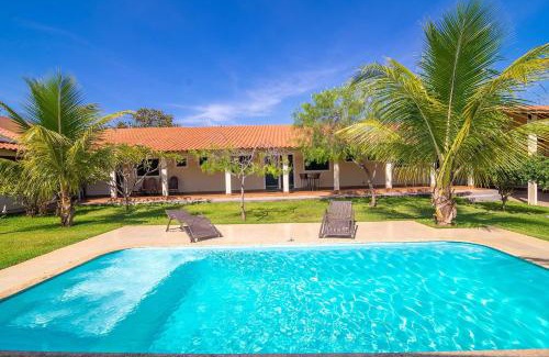 Caldas Novas Villa | Casa com amplo espaço verde, 4 Suítes e Piscina