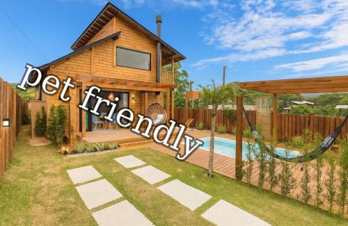 Praia do Rosa Villa | Casa com Banheira, Piscina e Quadra de Areia