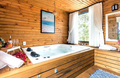 Praia do Rosa Villa | Casa com Banheira, Piscina e Quadra de Areia