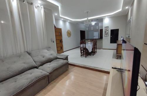 Jardim Gurilandia House | Casa com garagem, ar condicionado, sala tv e jantar, cozinha completa e lavanderia