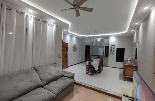 Jardim Gurilandia House | Casa com garagem, ar condicionado, sala tv e jantar, cozinha completa e lavanderia