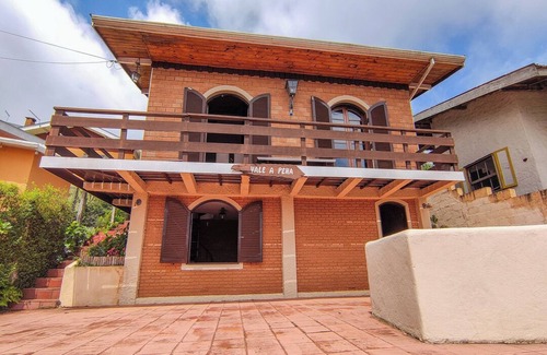 Jardim Andira House | Casa com lareira e Wi-Fi em Campos do Jordão/SP