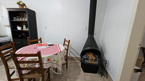 Fenavinho House | Casa com Lareira e Ar Condicionado Bem Localizada