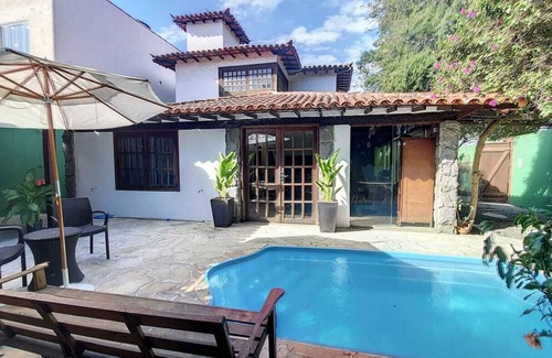 Regiao dos Lagos House | Casa com Piscina e 5 Quartos em Região Central da Cidade Próximo as Praias