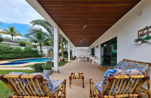 Jardim Acapulco House | Casa com piscina, varanda e lazer em condomínio