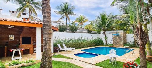 Jardim Acapulco House | Casa com piscina, varanda e lazer em condomínio