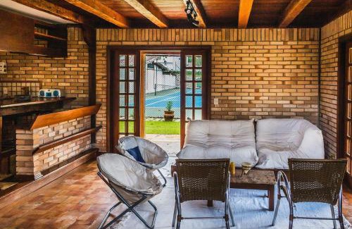 Centro Comercial House | Casa com quadra de tênis perto da Praia de Perequê