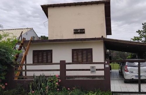 Rio Vermelho Sul House | Casa com trilha para reserva nacional do surf em terreno compartilhado