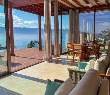 Sao Pedro House | Casa com vista-mar e temporada baleias em Ilhabela