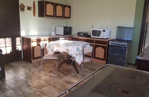 Cambara do Sul House | Casa Completa, 300m da Praça, Wi-Fi, 130m quadrados, 4 Camas de Casal, 4 Quartos, Até 11 Pessoas, Quintal com Vasta Área Verde, Varanda nos Fundos, Garagem Coberta 1 Carro, Estacionamento Interno 2 Carros, Churrasqueira, Fogão a Lenha