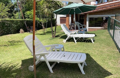 Villa Del Dique House | Casa con jardín, pileta, asador, y vistas al lago en Embalsina