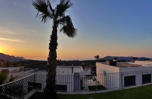 Polop House | Casa con piscina climatizada y vistas al mar