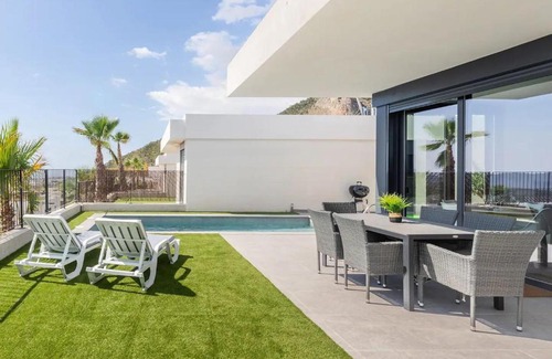 Polop House | Casa con piscina climatizada y vistas al mar