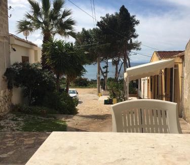Cornino House | CASA CON VERANDA SUL MARE e A 4 MINUTI A PIEDI DALLA SPIAGGIA