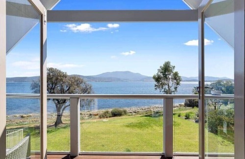 Tranmere House | "Casa Con Vista" Luxury Waterfront Home Sleeps 10.
